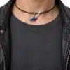 N2596a Collier homme pendentif guitare bleue acier argenté cordon cuir - Bijoux colliers hommes en ligne Ninanina
