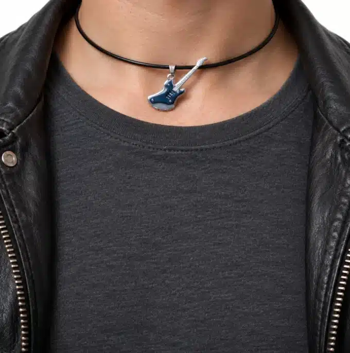 N2596a Collier homme pendentif guitare bleue acier argenté cordon cuir - Bijoux colliers hommes en ligne Ninanina