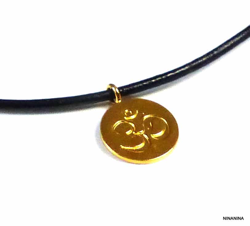 Collier pendentif OHM plaqué Or artisanal cordon cuir homme – Image 2