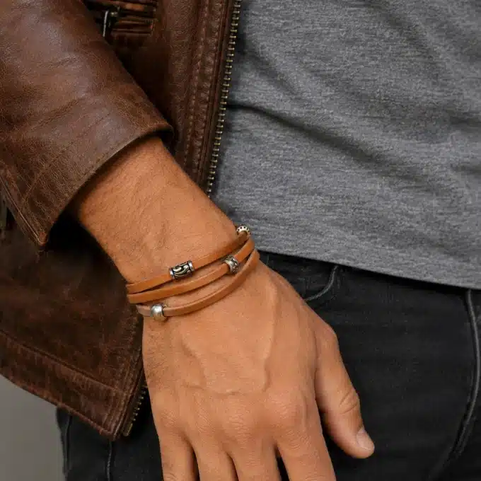 N2708 Bracelet homme cuir 3 tours artisanal breloques argentées - Bijoux bracelets hommes en ligne Ninanina