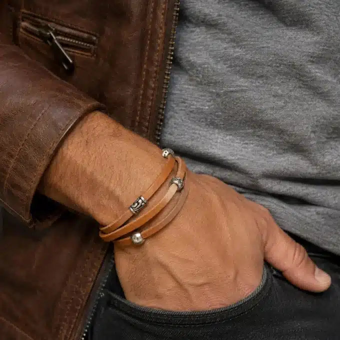 N2708b Bracelet homme cuir 3 tours artisanal breloques argentées - Bijoux bracelets hommes en ligne Ninanina