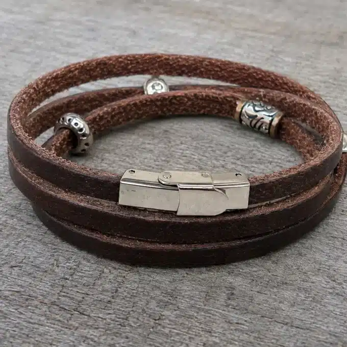 N2708e Bracelet homme cuir 3 tours artisanal breloques argentées - Bijoux bracelets hommes en ligne Ninanina