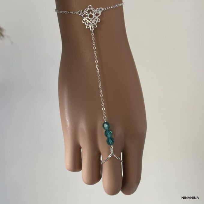 N2709a Bracelet bague chaine de main argent 925 massif et swarovski - Bijoux de mains femmes en ligne Ninanina Bijou artisanal : bracelet bague et chaîne de main en argent massif 925 avec Swarovski vert porté - Accessoire élégant et unique