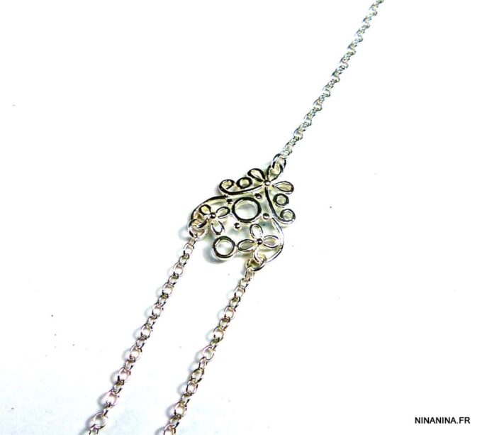 N2709TERa chaine de main chaine argent massif Détail du bracelet bague chaîne de main en argent massif 925 sur fond blanc - Bijou fait main au design délicat pour femme