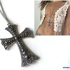 N2741a Sautoir croix grand pendentif strass et long collier - Bijoux Colliers en ligne Ninanina Zoom sur le pendentif croix en strass du long collier sautoir pour femme - Bijou artisanal et raffiné