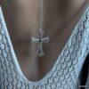 N2741b Sautoir Croix Grand Pendentif Strass Et Long Collier Femme - Bijoux Colliers femmes en ligne Ninanina Sautoir femme avec grand pendentif croix incrusté de strass sur long collier porté dans le dos - Bijou fait main et élégant signé Ninanina