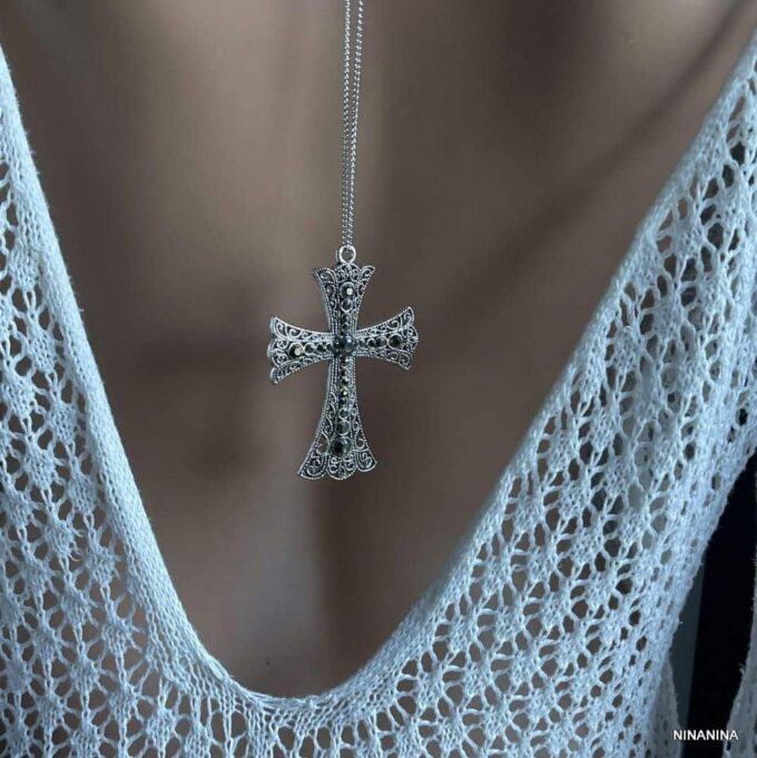 N2741b Sautoir Croix Grand Pendentif Strass Et Long Collier Femme - Bijoux Colliers femmes en ligne Ninanina Sautoir femme avec grand pendentif croix incrusté de strass sur long collier porté dans le dos - Bijou fait main et élégant signé Ninanina