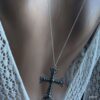N2741c Sautoir Croix Grand Pendentif Strass Et Long Collier Femme - Bijoux Colliers femmes en ligne Ninanina Bijou artisanal : sautoir croix avec grand pendentif en strass et collier long pour femme porté dans le dos - Élégance et modernité