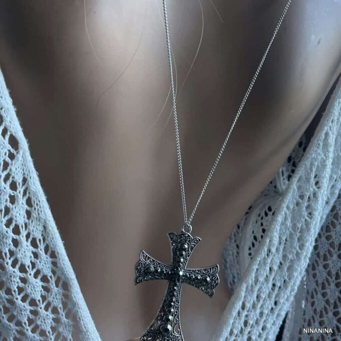 N2741c Sautoir Croix Grand Pendentif Strass Et Long Collier Femme - Bijoux Colliers femmes en ligne Ninanina Bijou artisanal : sautoir croix avec grand pendentif en strass et collier long pour femme porté dans le dos - Élégance et modernité