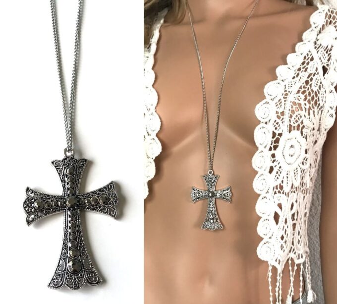 N2741d Sautoir croix grand pendentif strass et long collier - Bijoux Colliers en ligne Ninanina Détail du pendentif croix en strass sur un long collier sautoir fait main pour femme - Bijou artisanal élégant
