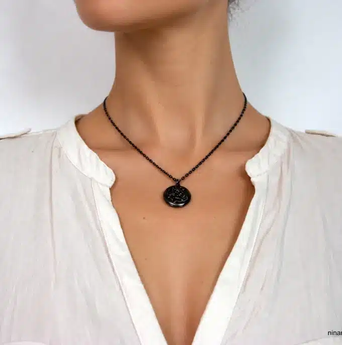 N2743a Collier long femme pendentif rond porte photo métal noir - Bijoux colliers femmes en ligne Ninanina