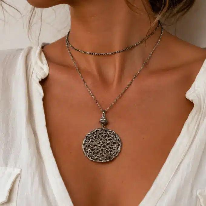 N2769a Collier fantaisie femme long pendentif rond argenté filigrané - Bijoux colliers femmes en ligne Ninanina