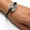 N2826a Bracelet femme pendentif rond filigrané argenté cordon cuir - Bijoux bracelets femmes en ligne Ninanina
