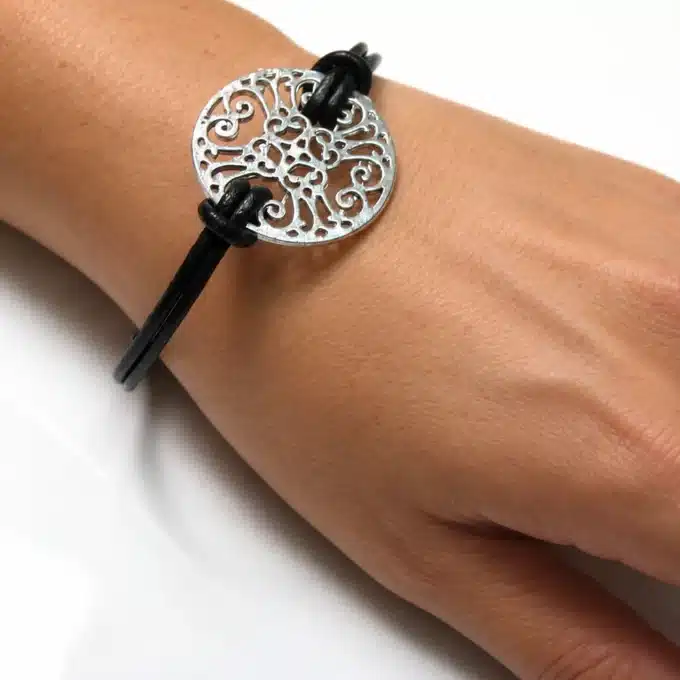 N2826a Bracelet femme pendentif rond filigrané argenté cordon cuir - Bijoux bracelets femmes en ligne Ninanina