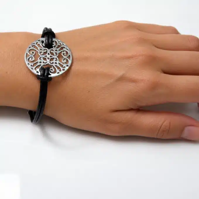 N2826b Bracelet femme pendentif rond filigrané argenté cordon cuir - Bijoux bracelets femmes en ligne Ninanina
