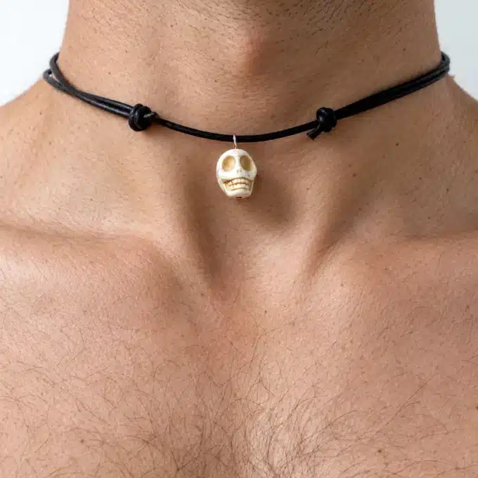 N2842 Collier homme pendentif tête de mort blanche cordon cuir - Bijoux colliers hommes en ligne Ninanina