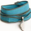N2917a Bracelet lacet soie lavée turquoise pendentif corse Acier inoxydable - Bijoux Bracelets boheme chic en ligne Ninanina
