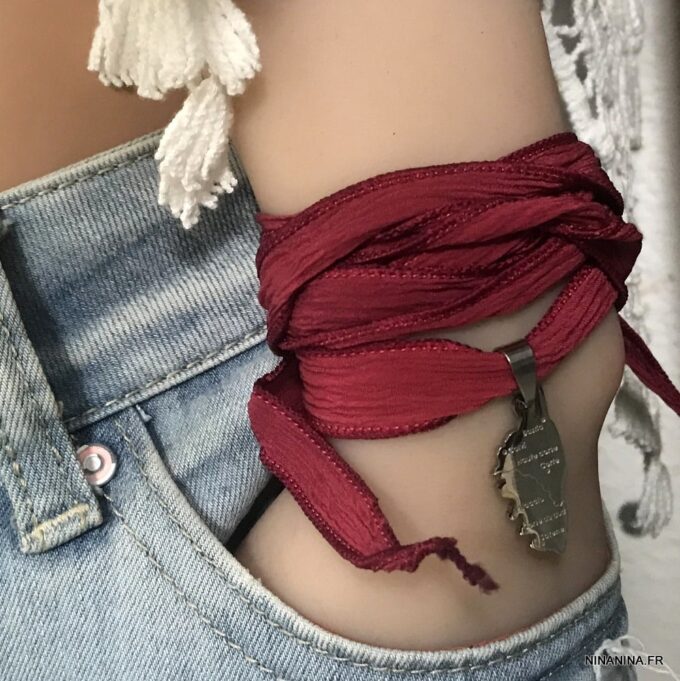 N2917e Bracelet lacet soie lavée rouge pendentif carte de la corse Acier inoxydable - Bijoux Bracelets en ligne Ninanina