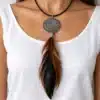 N3009b Collier Femme Fantaisie Pendentif Rond Et Plumes Cordon Cuir - Bijoux colliers femmes en ligne Ninanina