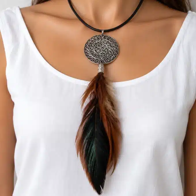 N3009b Collier Femme Fantaisie Pendentif Rond Et Plumes Cordon Cuir - Bijoux colliers femmes en ligne Ninanina