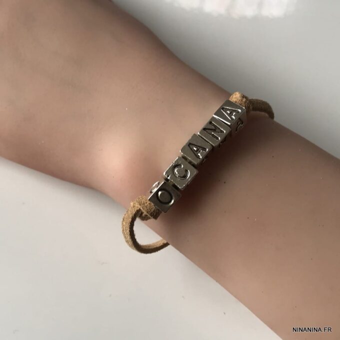 N3025e Bracelet prénom personnalisé lettres carrées cordon daim - Bijoux Bracelets en ligne Ninanina