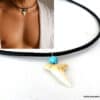 N3052f Collier ethnique cuir artisanal - pendentif dent de requin et perle turquoise bleue naturelle - Bijoux ethniques en ligne Ninanina