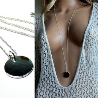 Zoom sur le collier long pour femme avec médaille en argent plaqué - Bijou raffiné et artisanal