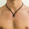 N3261a Collier homme artisanal avec disque en Acier inoxydable argenté sur lacet cuir plat noir - Bijoux Colliers en ligne Ninanina