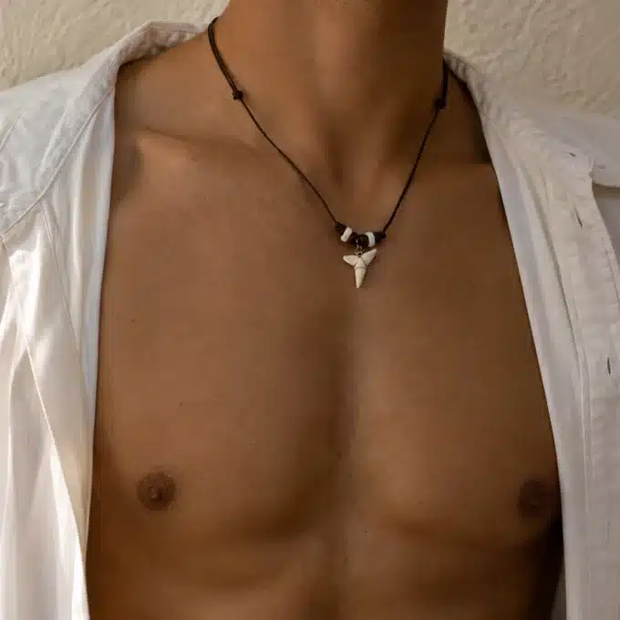 N3303b Collier homme cordon pendentif dent de requin véritable - Bijoux colliers hommes en ligne Ninanina