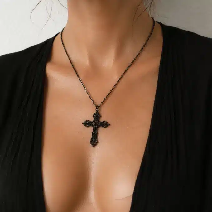 N3330b Collier femme court pendentif croix métal noir artisanal - Bijoux colliers femmes en ligne Ninanina