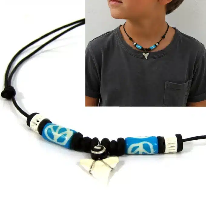 N3331a Collier pendentif dent de requin enfant cordon réglable - Bijoux colliers enfants en ligne Ninanina