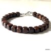 N3354 Bracelet perles carrees en bois marron pour homme - Bijoux Bracelets hommes en ligne Ninanina Zoom sur le bracelet en bois marron avec perles carrées pour homme vu de face - Accessoire chic et naturel fait main en France
