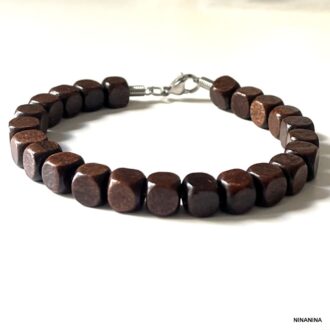 Zoom sur le bracelet en bois marron avec perles carrées pour homme vu de face - Accessoire chic et naturel fait main en France