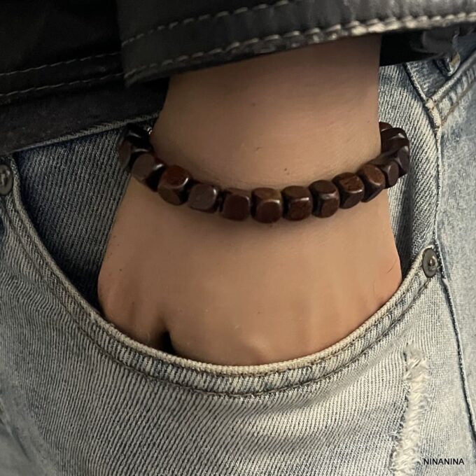 N3354a Bracelet perles carrees en bois marron pour homme - Bijoux Bracelets hommes en ligne Ninanina Bracelet artisanal pour homme en bois marron avec perles carrées porté - Bijou élégant et fait main par Ninanina