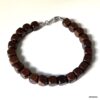 N3354b Bracelet perles carrees en bois marron pour homme - Bijoux Bracelets hommes en ligne Ninanina Bracelet pour homme avec perles carrées en bois marron a plat sur fond blanc - Bijou artisanal fait main signé Ninanina