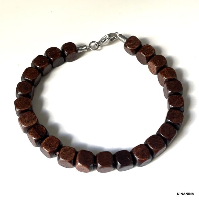 N3354b Bracelet perles carrees en bois marron pour homme - Bijoux Bracelets hommes en ligne Ninanina Bracelet pour homme avec perles carrées en bois marron a plat sur fond blanc - Bijou artisanal fait main signé Ninanina