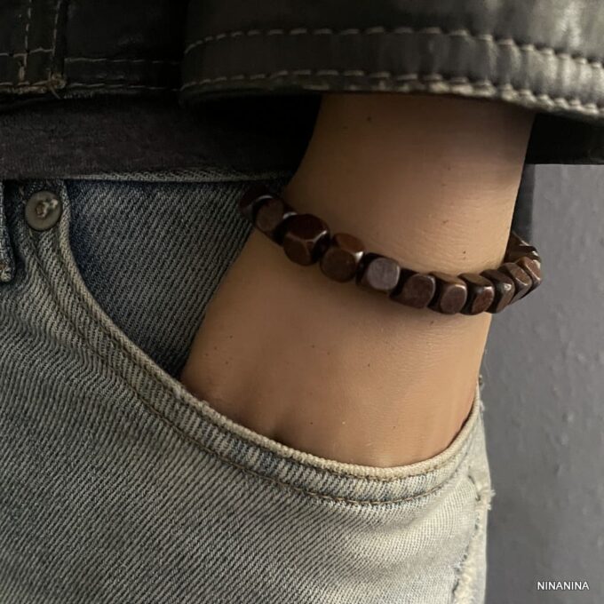 N3354c Bracelet perles carrees en bois marron pour homme - Bijoux Bracelets hommes en ligne Ninanina Bijou masculin : bracelet en perles carrées de bois marron pour homme porté - Bijou fait main élégant signé Ninanina