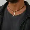 N3421b Collier homme pendentif dent de tigre en nacre blanche cordon cuir - Bijoux colliers hommes en ligne Ninanina