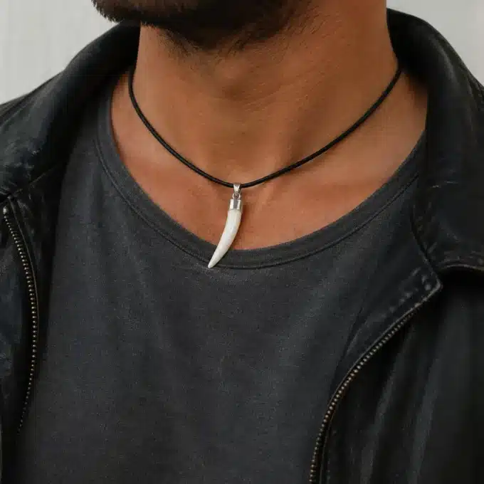 N3421b Collier homme pendentif dent de tigre en nacre blanche cordon cuir - Bijoux colliers hommes en ligne Ninanina