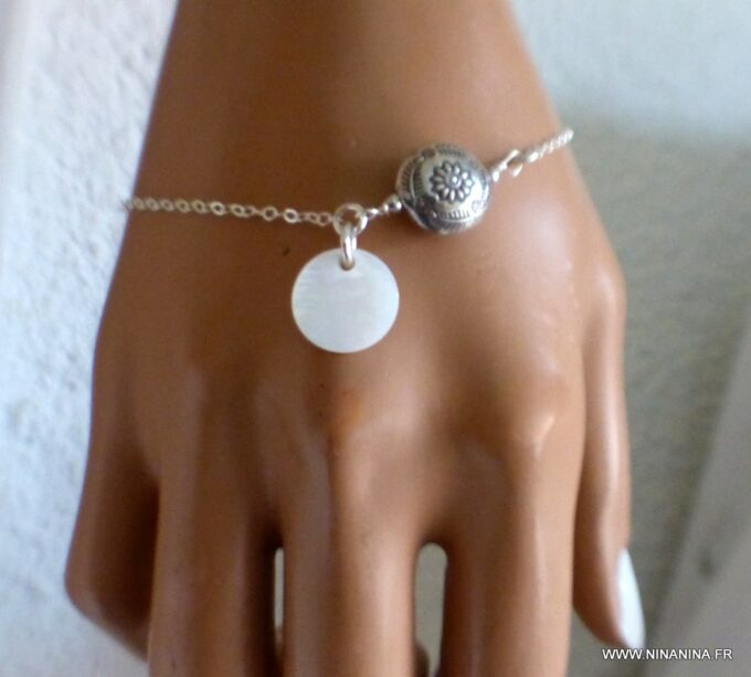 N3445a Bracelet argent nacre perle fleur plate et pendentif rond - Bijoux Bracelets en ligne Ninanina