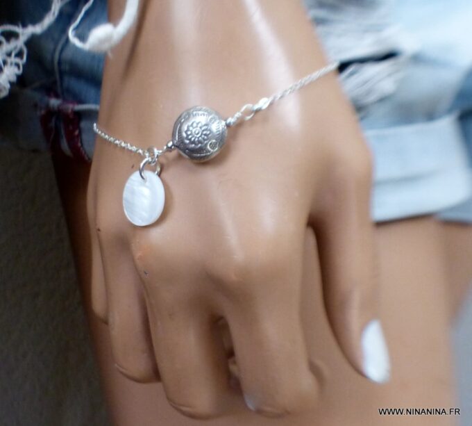 N3445f Bracelet argent nacre perle fleur plate et pendentif rond - Bijoux Bracelets en ligne Ninanina