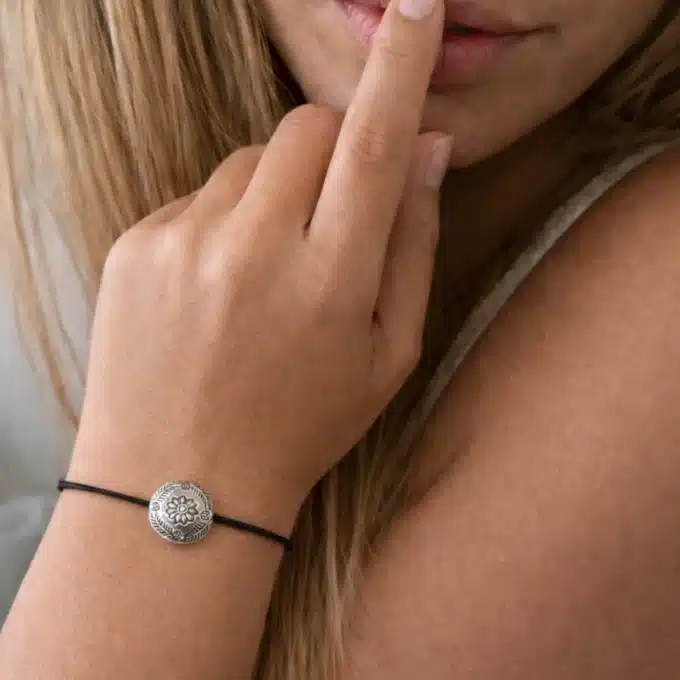 N3448a Bracelet Cuir Fin Et Réglable Artisanal Avec Perle Plate en Argent Gravée d'une Fleur - Bijoux Bracelets boheme chic en ligne Ninanina