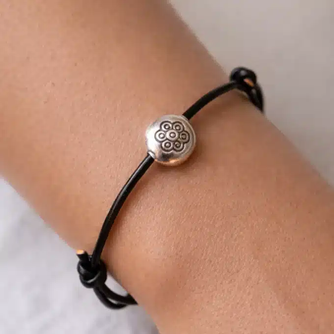 N3448b Bracelet Cuir Fin Et Réglable Artisanal Avec Perle Plate en Argent Gravée d'une Fleur - Bijoux Bracelets boheme chic en ligne Ninanina