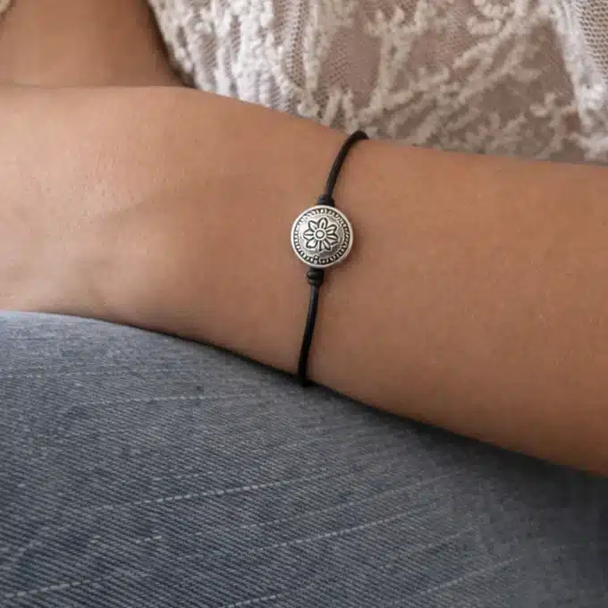 N3448c Bracelet Cuir Fin Et Réglable Artisanal Avec Perle Plate en Argent Gravée d'une Fleur - Bijoux Bracelets boheme chic en ligne Ninanina