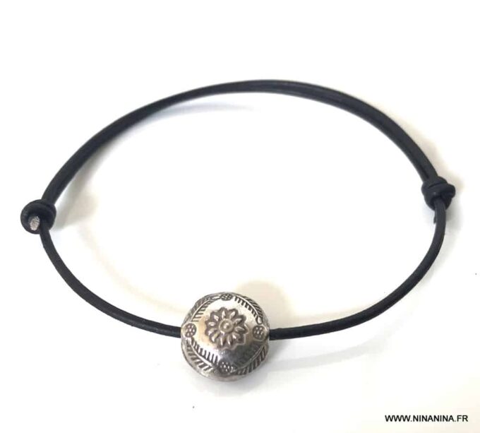 N3448d Bracelet Cuir Fin Et Réglable Artisanal Avec Perle Plate en Argent Gravée d'une Fleur - Bijoux Bracelets boheme chic en ligne Ninanina