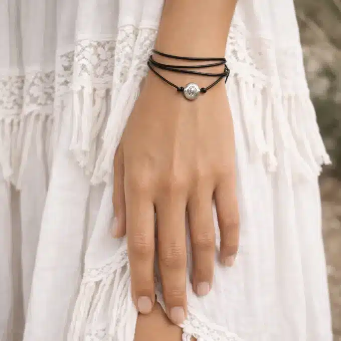 N3449a Bracelet cordon cuir femme Multi Tours Artisanal Avec Perle en Argent 925 Gravée d'une Fleur - Bijoux Bracelets boheme en ligne Ninanina