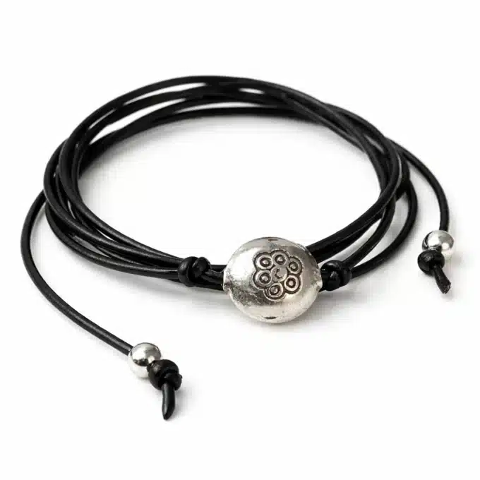 N3449b Bracelet cordon cuir femme Multi Tours Artisanal Avec Perle en Argent 925 Gravée d'une Fleur - Bijoux Bracelets boheme en ligne Ninanina