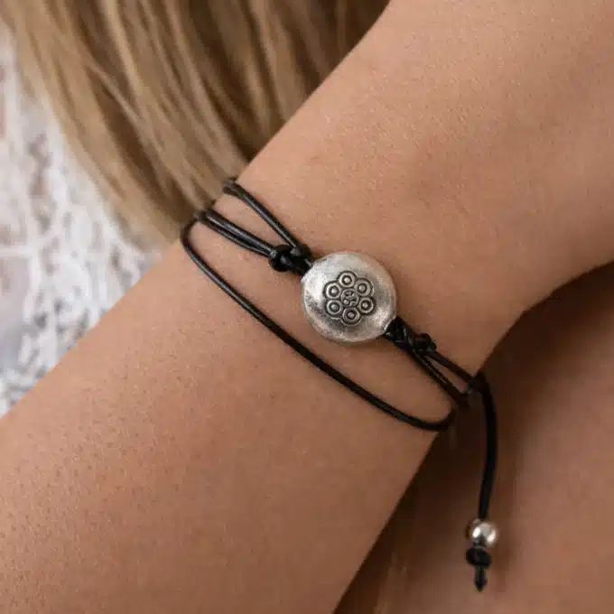 N3449c Bracelet cordon cuir femme Multi Tours Artisanal Avec Perle en Argent 925 Gravée d'une Fleur - Bijoux Bracelets boheme en ligne Ninanina