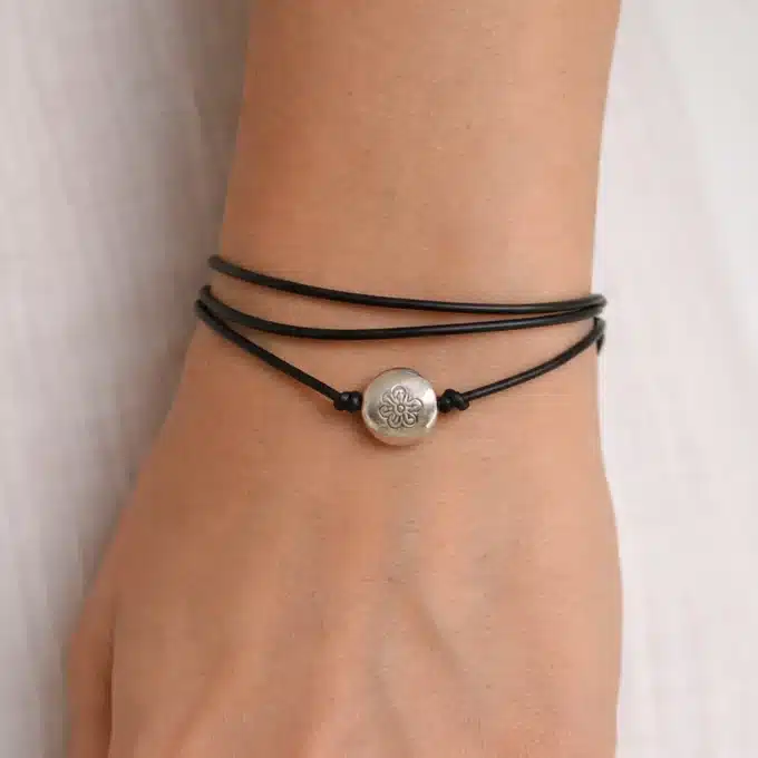 N3449e Bracelet cordon cuir femme Multi Tours Artisanal Avec Perle en Argent 925 Gravée d'une Fleur - Bijoux Bracelets boheme en ligne Ninanina