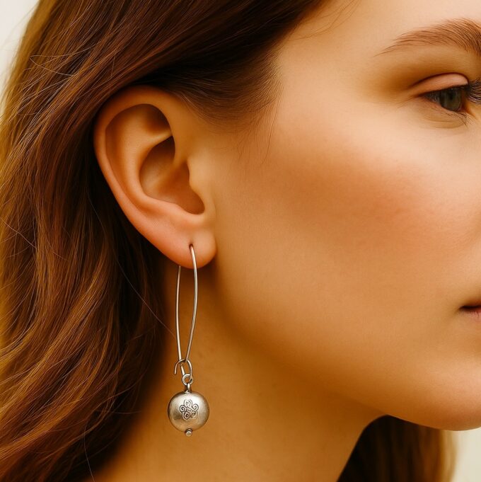 N3499a Boucles d’oreilles ovales artisanales en argent 925 massif – Perle plate gravée d’une fleur - Bijoux d'oreille en ligne Ninanina